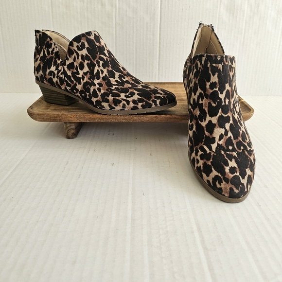 Kenneth Cole Reaction Side Way Low Ankle Bootie Size 8 Leopard Print Back Zipper - Picture 1 of 11